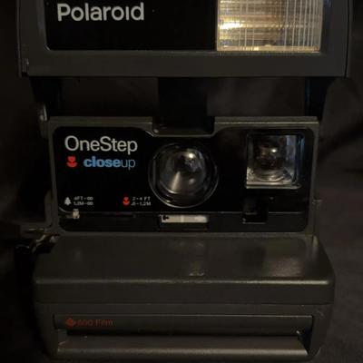 Lot 506: Polaroid OneStep Close-Up Instant Camera – Uses 600 Film