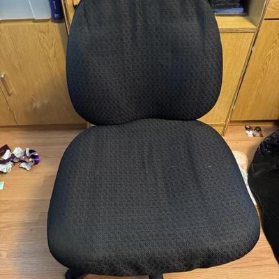 Lot 231: Adjustable Wheeled Office Chair 