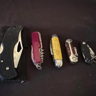 Lot 242: Men’s Pocket Knives 
