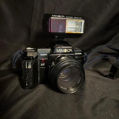 Lot 507: Minolta Maxxum 7000 SLR Camera w/ Minolta AF Lens & 1800AF Flash