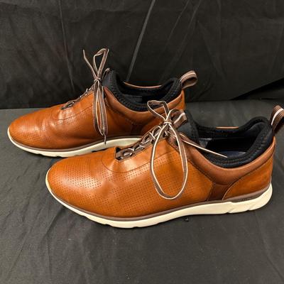 Lot 440: Johnston & Murphy XC4 Men’s Brown Leather Sneakers – Size 11M