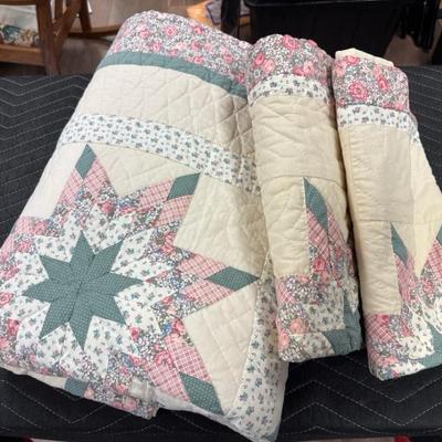 Lot 250: Lone Star Queen Size Quilt Set 