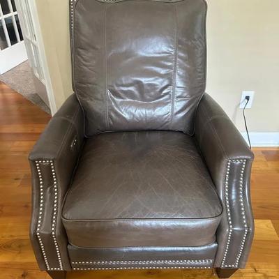 Modern Universal Furniture Hinsdale Lift Chair