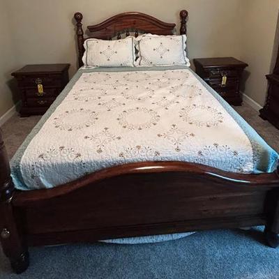 Vintage Cherry Toned Queen Size Poster Bed With Gold Accents 
