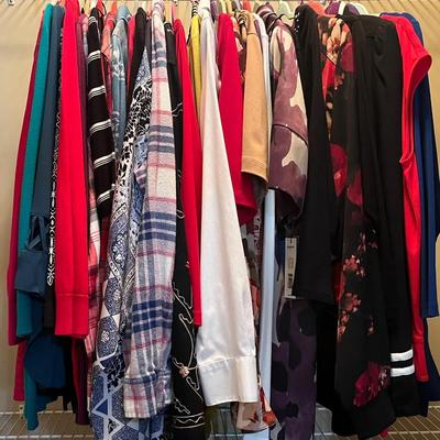 L-XL Women’s Dress Shirts, Few NAME BRAND