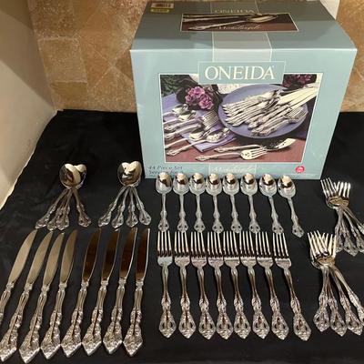 Oneida Michelangelo 40-Piece Stainless Steel Flatware Set (Service for 8)