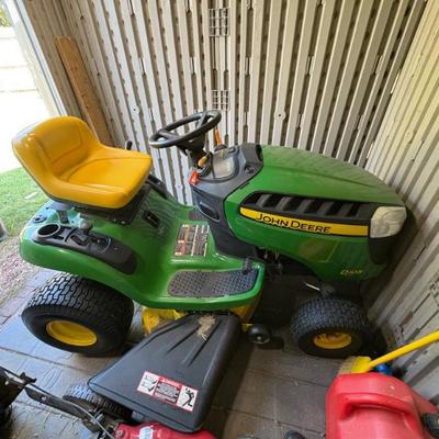 Very nice John Deere lawn tractor 