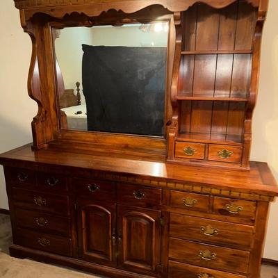 Dresser Wth Hutch