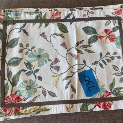 Lot Of 8 tablecloth