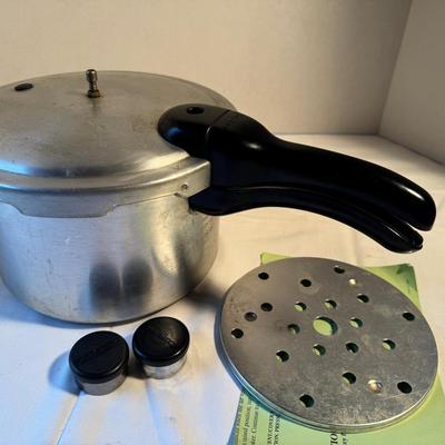 Presto Pressure Cooker. 6 quart. Model 409A with Instructions.