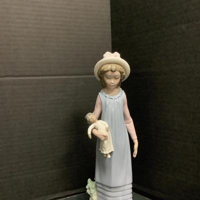 Lladro Statue “Belinda With Her Doll”