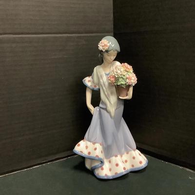 Lladro Statue “Flor Maria With Flowers”
