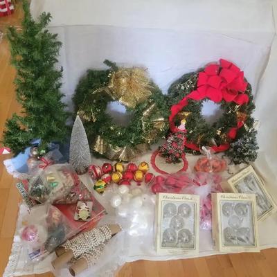 Christmas Décor Collection with Wreaths & Trees
