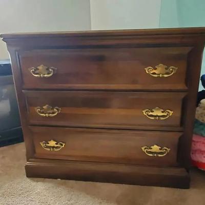 Sprague & Carlton 3-Drawer Chest of Drawers