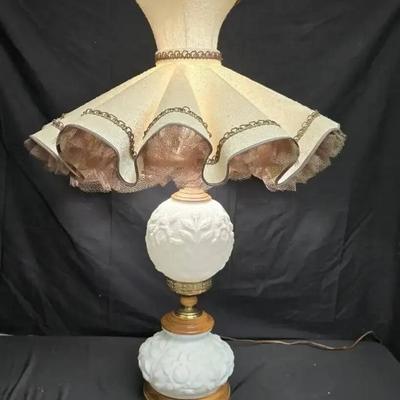 Ct608 vintage hobnail milk glass table lamp