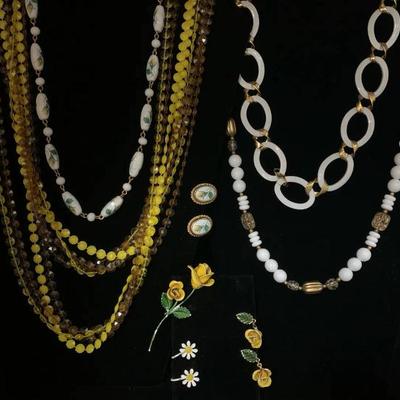 Ct631 vintage yellow costume jewelry
