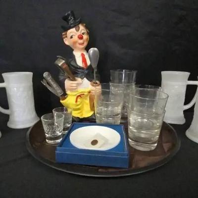 Ct671 vintage jerry the clown holder and federal milk glass mugs