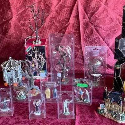 Halloween Decor (feat. Lemax) - Lot 3 
