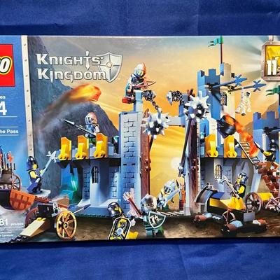 Lego Knights Kingdom Battle at the Pass 8813 (New in Box)