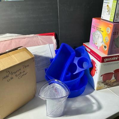 Silicone Bakeware, Egg Cooker, Mixing Bowls, Measuring Cups And Brownie Pans 