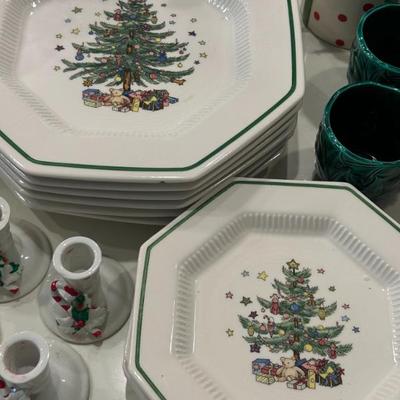 Sale Photo Thumbnail #359: Nikko Japanese "Classic Collection" Xmas plates. 6 Dinner (one with chip) and 4 salad plates. 