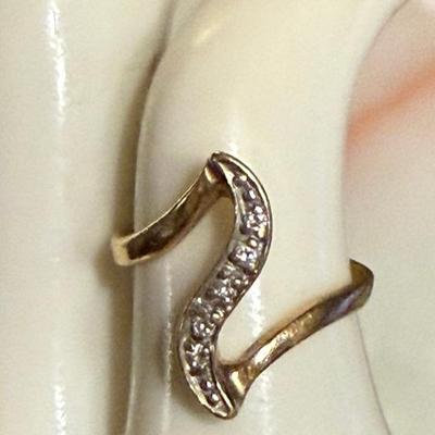 10K Yellow Gold & Diamond Ring Size 4 - Total Weight - 1.9 Grams