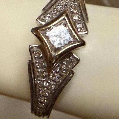 14K White Gold & Diamond Ring Size 7 - Total Weight 5.9 Grams