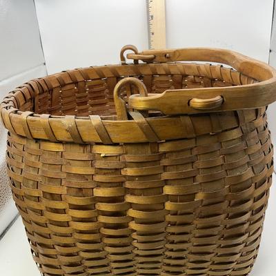 Longaberger style of Basket 