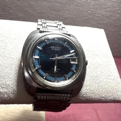 Vintage Seiko Automatic Wristwatch – Blue Dial, 17 Jewels, 7009-8050