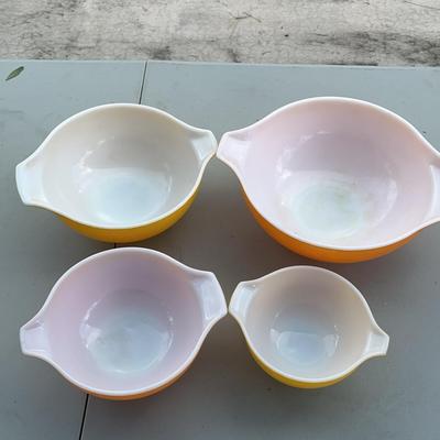 VTG Pyrex Nesting Bowls? Yellow Orange (Scratches)