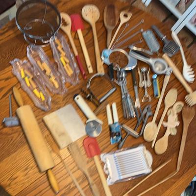 A Huge Batch Of Kitchen Gadgets From 60’s To Today  