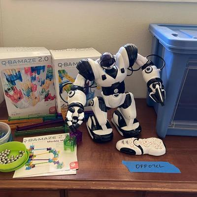 WowWee Robosapien X robot  and Q-BA-Maze Play Sets