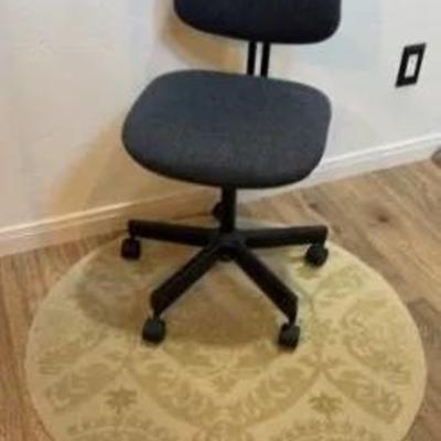 Office Chair With Round Rug 