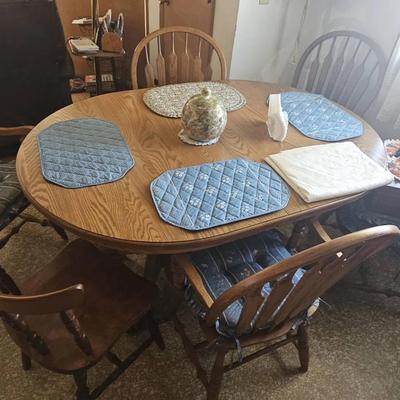 Dining Room Table w/5 Matching Chairs, 3 Leaves & 1 Extra Chair. 