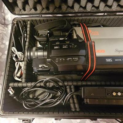 Signature 2000 Vintage Camcorder in Case w/ extras 