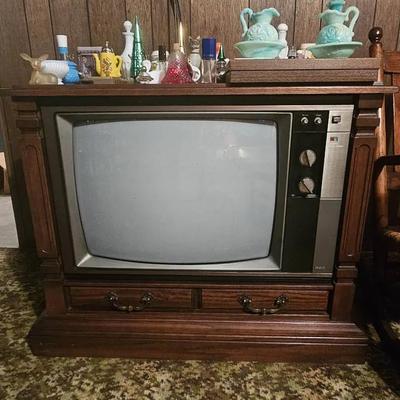 Vintage TV XL-100 Television Powers On