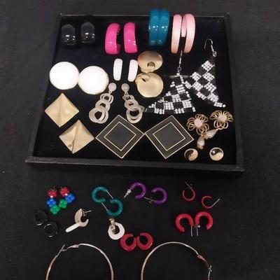 DW256 - Vintage "80's" Earrings