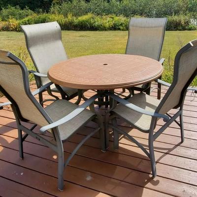 Round Patio Table and (4) Chairs
