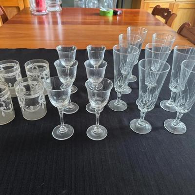 Lot 224: Vintage Glassware ( Flutes, Tumblers, Cordials)