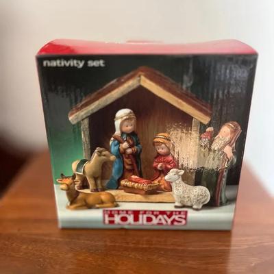 Lot 313: Home For The Holidays Nativity Set - In Original Box 