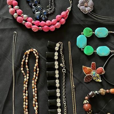 Lot 321: Costume Jewelry 