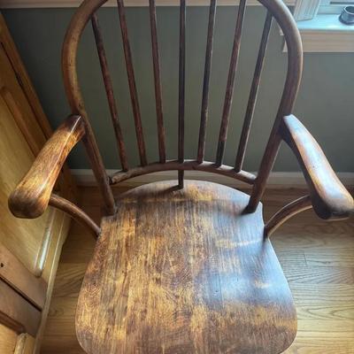 Lot 231: Vintage Colonial Revival Windsor Chair 