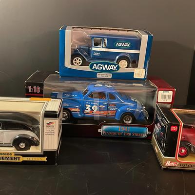 Sale Photo Thumbnail #25: 2 Model Trucks + 2 Model Cars Including Plymouth And Ford