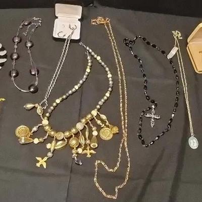 Sale Photo Thumbnail #17: Miscellaneous Lot Of Necklaces. 