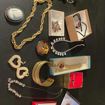 Sale Photo Thumbnail #33: Costume Jewlery (Lot A)