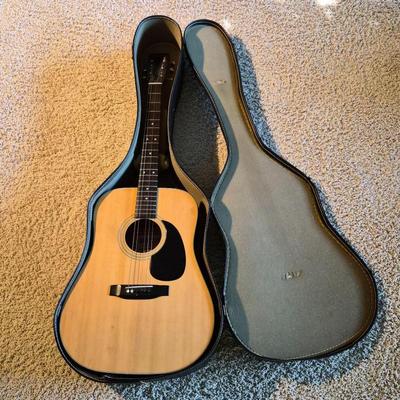 Montaya Acoustic Guitar Model W-15 and Hard Case (Read)