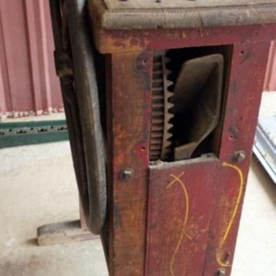 Sale Photo Thumbnail #141: 1141	PRIMITIVE CORN SHELLER *WEAVE PALMER* ROCHESTER NY, APPROXIMATELY 27 IN X 20 IN X 45 IN H
