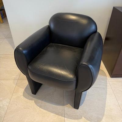 Leather black chair
W:25
L:29
H:31
