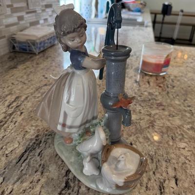 Girl at fountain Lladro
H: 9in