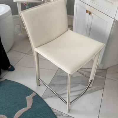 White leather vanity stool
H: 35in
L: 18in
W: 17 in 